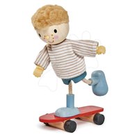 drevena-postavicka-chlapcek-na-skateboarde-edward-and-his-skateboard-tender-leaf-toys-v-pulovri