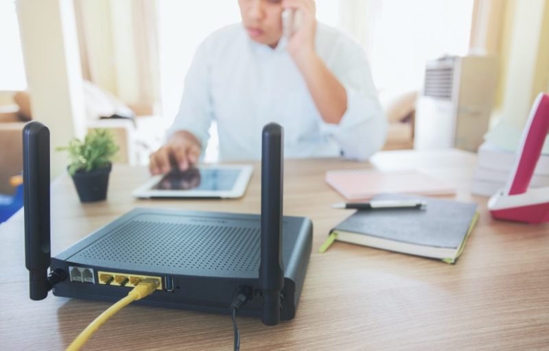 Wi-Fi router na stole
