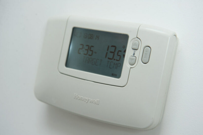 biely termostat